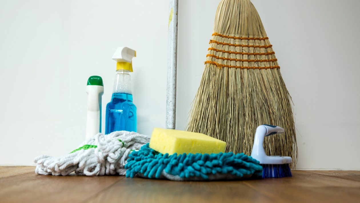 10 Helpful Cleaning Tips for Busy People